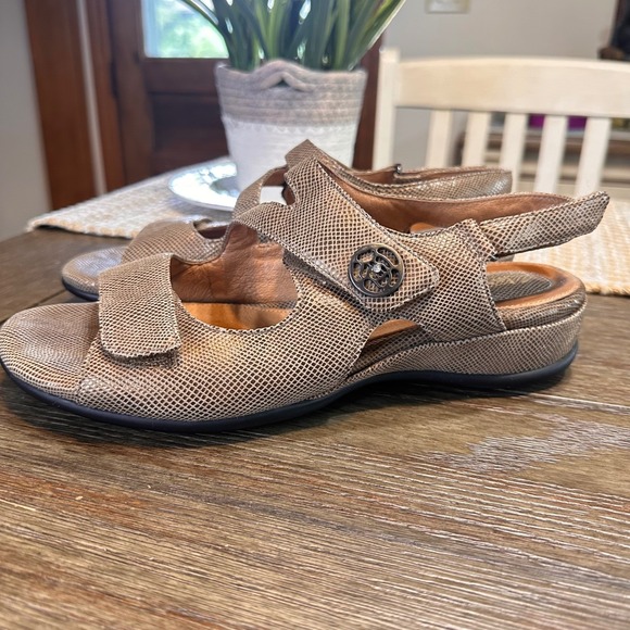 Clarks Artisan Leather‎ Adjustable Strap Sandals Women's Size 9M - Picture 1 of 12